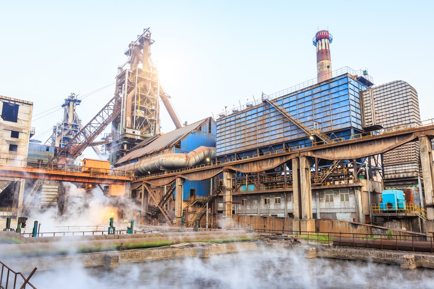 Blast furnace and gas cleaning plant with steam rising