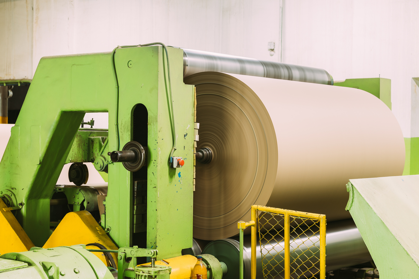 Kraft paper roll winding on a green paper machine